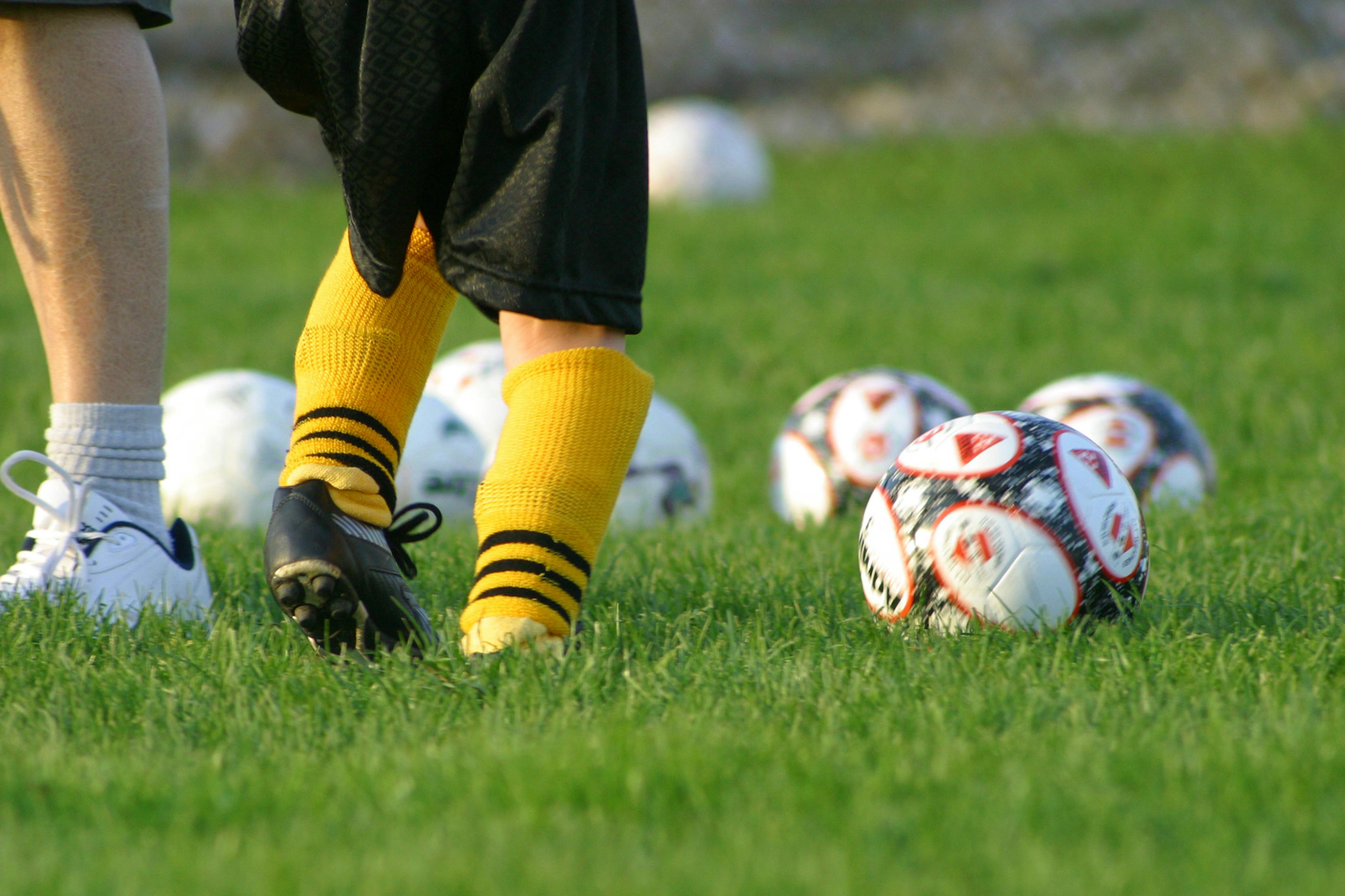 https://flipgive.imgix.net/images/stories/photos/000/000/064/original/3_Best_Soccer_Passing_Drills.jpg?ch=Width%2CDPR%2CSave-Data&auto=format%2Ccompress&dpr=2