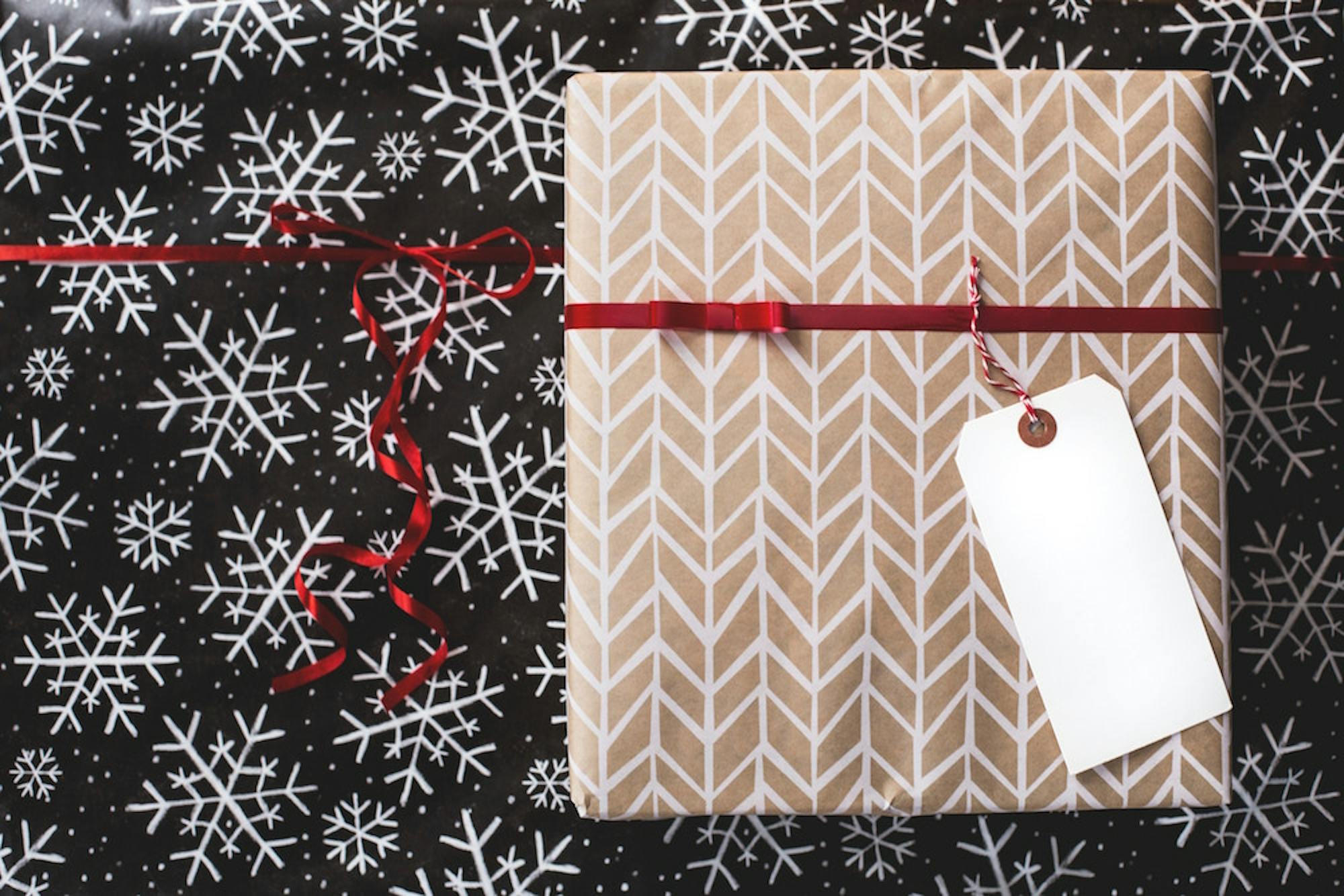 https://flipgive.imgix.net/images/stories/photos/000/000/241/original/flipgive_gift_wrapping_fundraiser.jpg?ch=Width%2CDPR%2CSave-Data&auto=format%2Ccompress&dpr=2