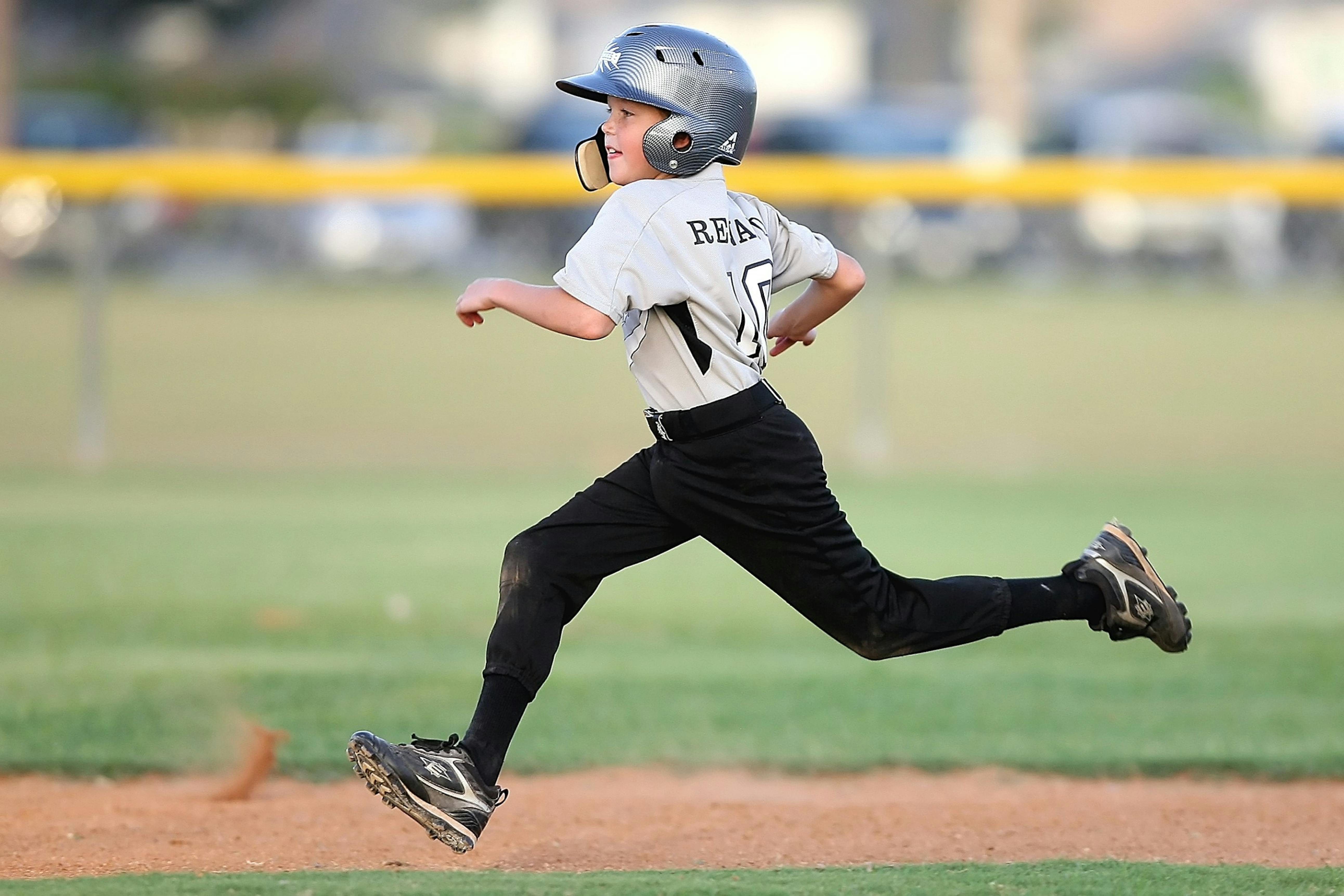https://flipgive.imgix.net/images/stories/photos/000/000/321/original/baseball-player-running-sport-163239.jpeg?ch=Width%2CDPR%2CSave-Data&auto=format%2Ccompress&dpr=2